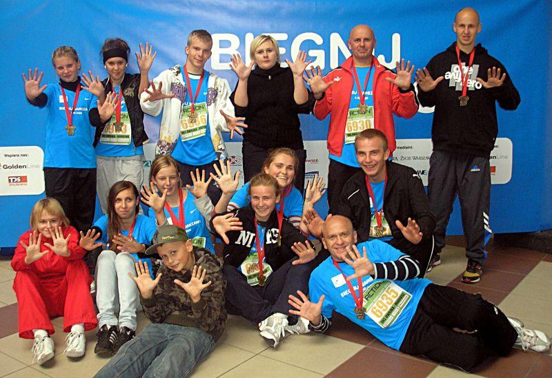 Przebiegliśmy 10 kilometrów! Gimnazjaliści z łukowskiej „Dwójki” ze swymi trenerami. Fot. Arch. Gim. nr 2 w Łukowie - fot. 