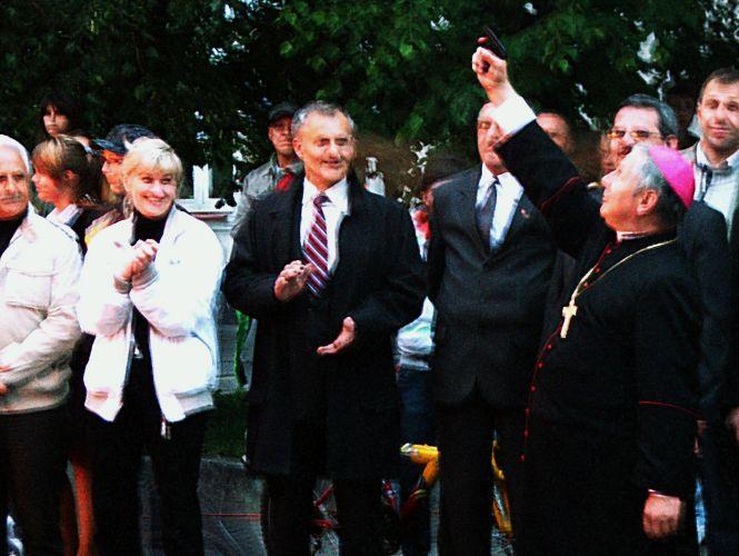 Ks. bp Henryk Tomasik oddaje strzał do startu podczas II Łukowskiego Biegu z Pochodniami. Fot. PGL - fot. 