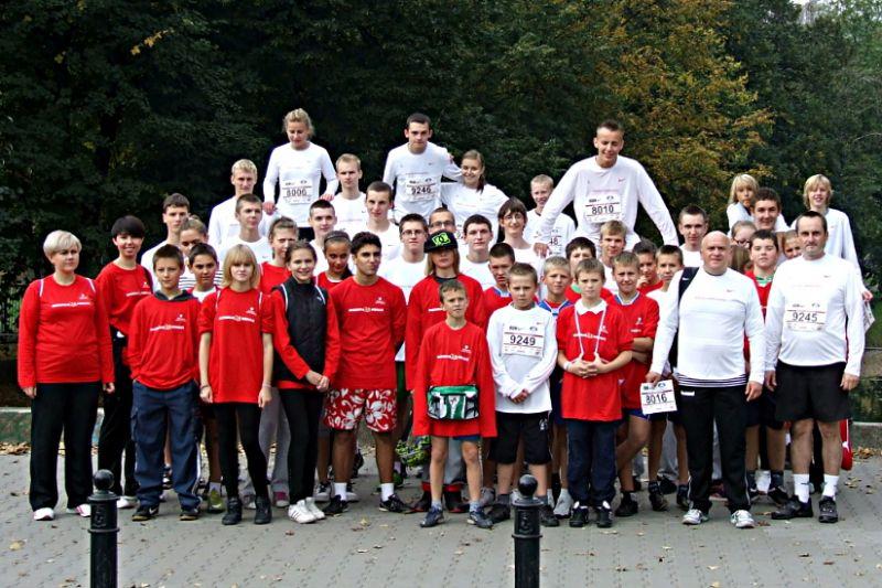 Łukowska reprezentacja młodych sportowców z opiekunami w Warszawie w dniu słynnej imprezy „Biegnij Warszawo”. Fot. Arch. M. Kiełczewski - fot. 