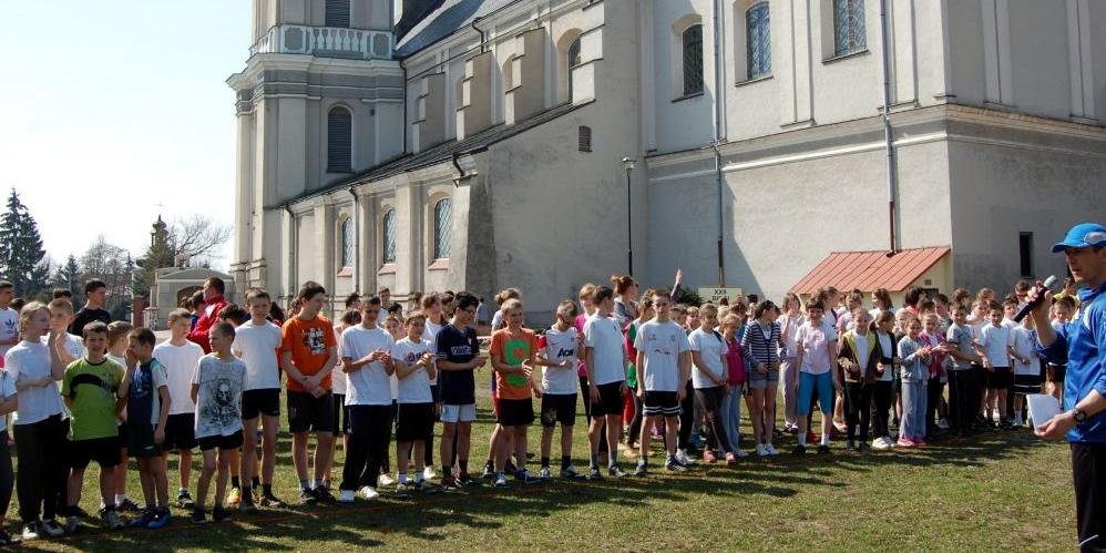 Zawodnicy na linii startu  XXII Biegów Kleebergowskich w Woli Gułowskiej. Fot. Arch. GCK w Adamowie - fot. 