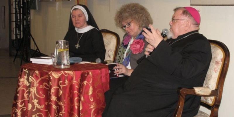 Siostra Elżbieta Błońska z Wydawnictwa JUT, dyrektor SOK Maria Koc i bp Antoni Dydycz  - fot. 