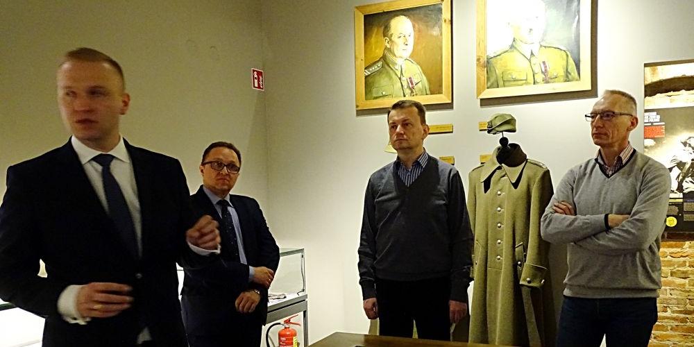 Minister Mariusz Błaszczak w muzeum w Woli Gułowskiej. Od lewej: Karol Ponikowski, dyrektor placówki, Włodzimierz Wolski - wicestarosta łukowski, M. Błaszczak oraz Sławomir Skwarek - wójt gminy Adamów. Fot. Arch. Dom Kultury w Woli Gułowskiej - fot. Arch. Dom Kultury w Woli Gułowskiej