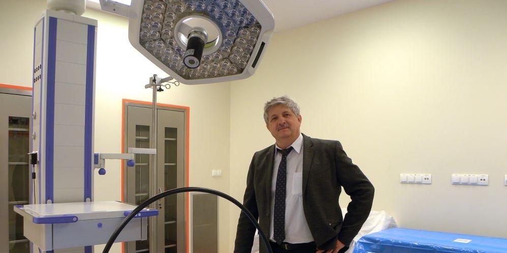 Dyrektor szpitala Artur Skóra 
w jednej z sal nowego bloku operacyjnego