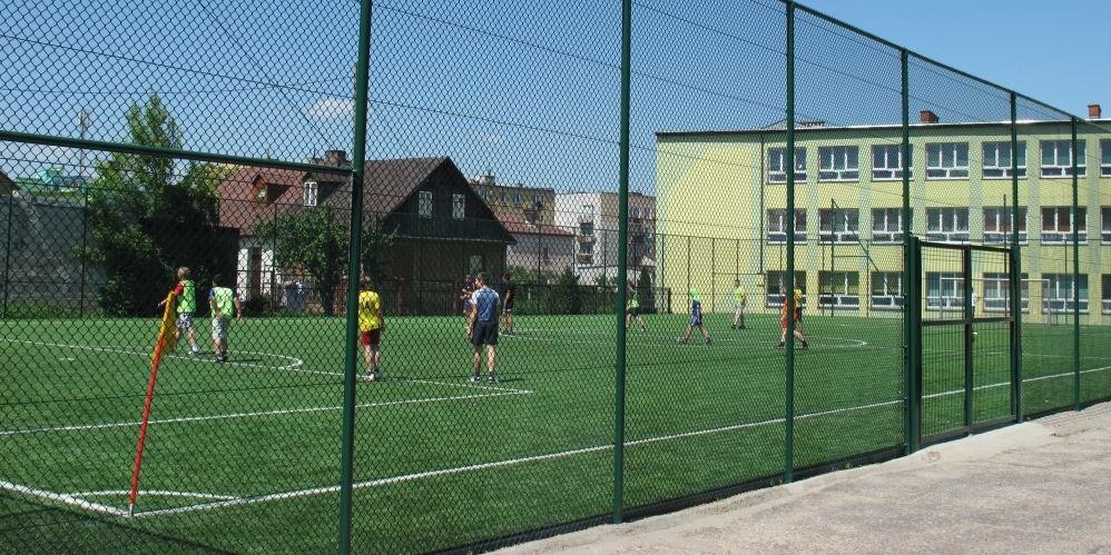 Boisko przy SP nr 2 w Łosicach tętni życiem najczęściej podczas zajęć lekcyjnych. (fot. MC) - fot. 