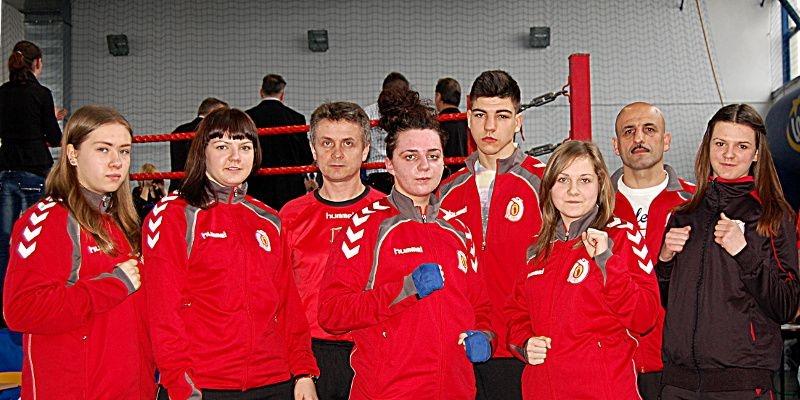 Medaliści Pawlikowskiego - grupowe zdjęcie po Mistrzostwach Okręgu Lubelskiego w Boksie. Od lewej Joanna Kleszcz, Anna Maksim, Agnieszka Osial, Kuba Imanow, Aleksandra Goławska i Marta Maksim. Fot. Z. Pawlikowski - fot. 