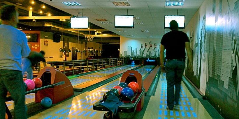 Chociaż w Łukowie dotychczas zawodów bowlingowych nie rozgrywano, w trakcie miejskich mistrzostw nie brakowało chętnych do sprawdzenia się w tej dziedzinie sportu. Fot. Arch. OSiR w Łukowie - fot. 