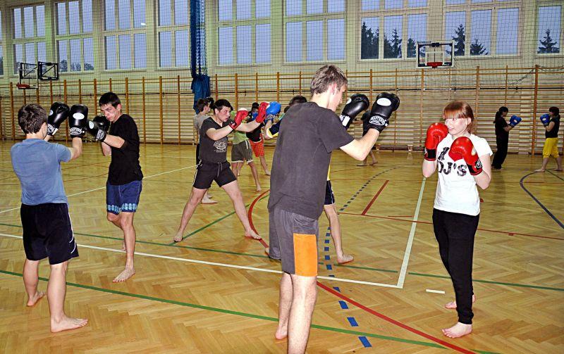 Młodzież z zapałem ćwiczy nową w Staninie dyscyplinę sportu. Fot. Arch. UG Stanin - fot. 