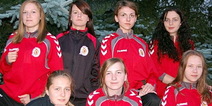 Sekcja bokserska kobiet ŁKS „Orlęta-Łuków”. W pierwszym szeregu od lewej siedzą - Aleksandra Goławska, Aleksandra Wójtowicz i Joanna Kleszcz. W drugim szeregu od lewej stoją - Emilia Świderska, Marta Maksim i Agnieszka Osial. Fot. Z. Pawlikowski - fot. 