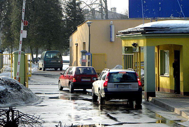 Łuków, Szpital Św. Tadeusza. Brama, przy której ochroniarze z firmy „Skorpion” pobierają opłaty za parkowanie na terenie SP ZOZ - fot. 