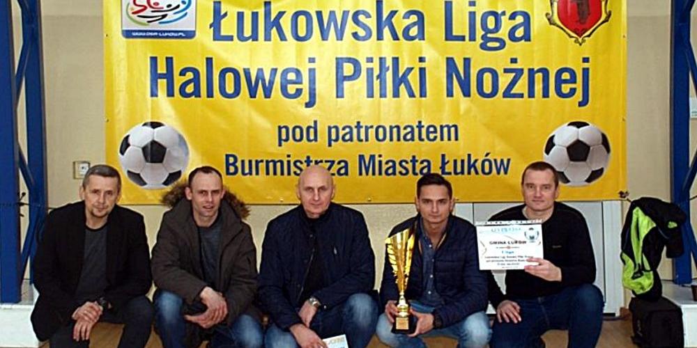 Część reprezentacji, która dla gminy Łuków wywalczyła brązowy medal w 14 edycji Łukowskiej Ligi Halowej Piłki Nożnej. Fot. Arch. UG Łuków - fot. Fot. Arch. UG Łuków
