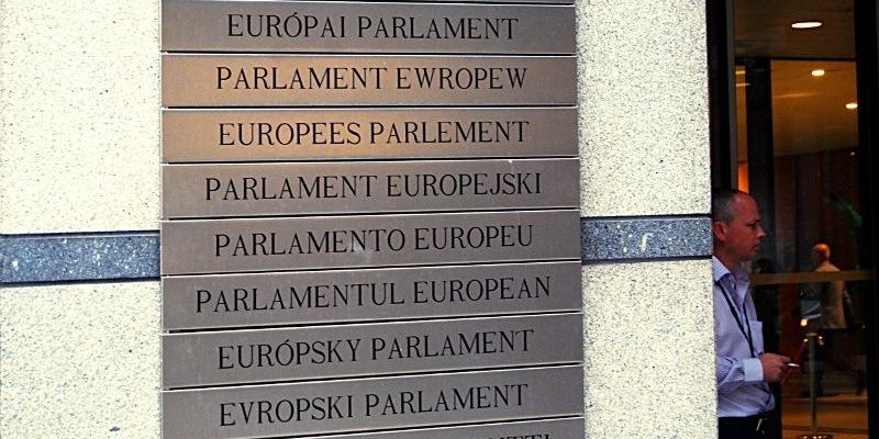 Jedno z wejść do głównego gmachu Parlamentu Europejskiego w Brukseli. Fot. PGL - fot. 
