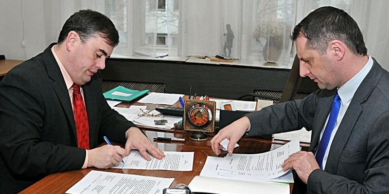 Moment podpisania umowy o współpracy Muzeum Regionalnego w Łukowie z Obwodowym Muzeum Krajoznawczym w Brześciu. Na zdjęciu od lewej dyrektor Aleksiej Władimirowiczow Mitiukow i dyrektor Grzegorz Osial. Fot. Arch. MR w Łukowie - fot. 