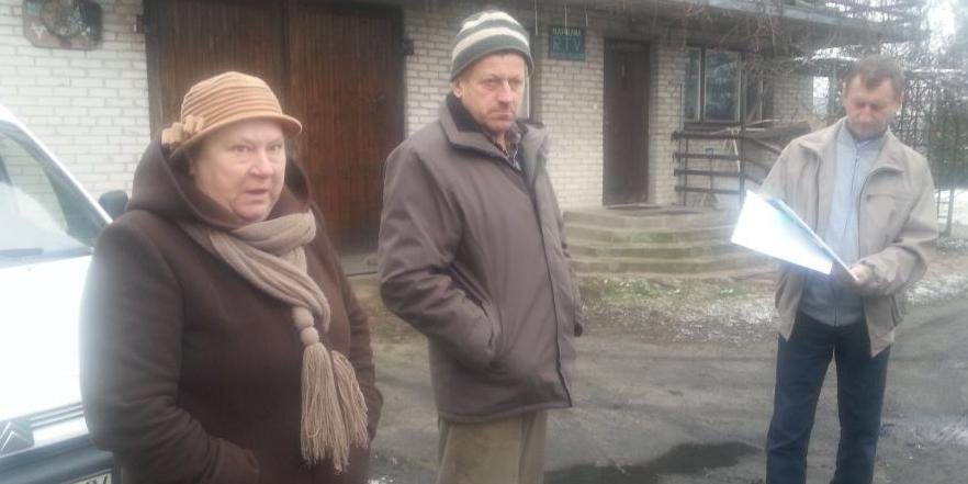 Protestujący mieszkańcy Brzozowa: Teresa Ambroziak, Henryk Ambroziak i Jan Piesio ( fot.jp) - fot. 