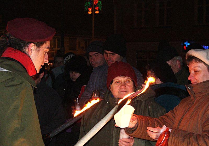 Harcerze z łukowskiego Hufca ZHP dotychczas przekazywali mieszkańcom Betlejemskie Światło Pokoju podczas uroczystej zbiórki na Placu Wolności i Solidarności. Na zdjęciu uroczystość sprzed roku. Fot. PGL - fot. 