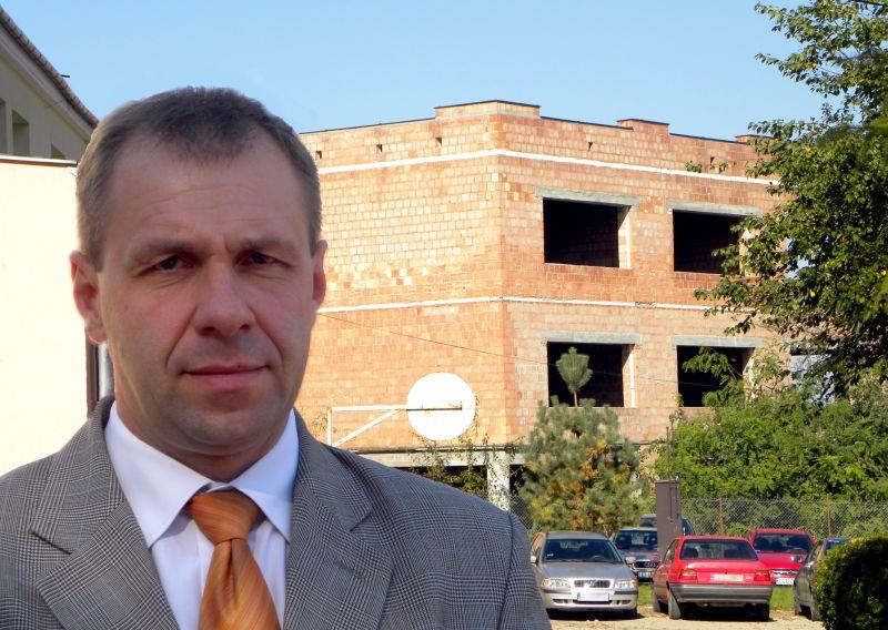 Dyrektor I LO im. T. Kościuszki, Grzegorz Rzymowski, a w tle fragment niedokończonej inwestycji powiatowej. Fot. PGL - fot. 