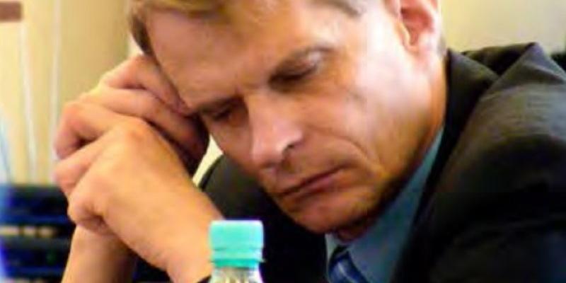 Dariusz Szustek, burmistrz Łukowa zamyślony w trakcie obrad jednej z sesji Rady Miasta. Fot. PGL - fot. 