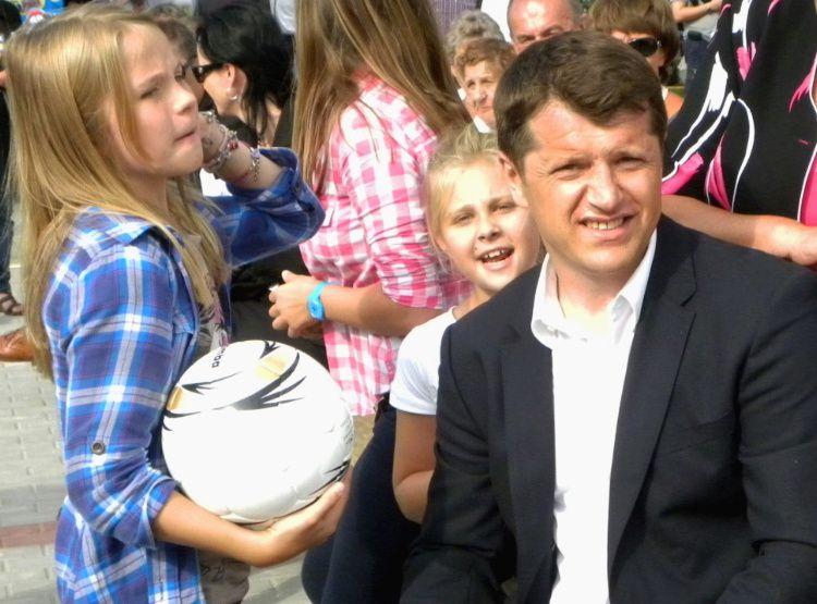 Cezary Kucharski z córkami na jednej z imprez w czasie kampanii wyborczej. Fot. PGL - fot. 