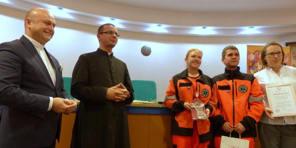 Księża dyrektorzy i przedstawiciele Studenckiego Koła Naukowego Ratownictwa Medycznego przy UPH w Siedlcach, fot. Ana