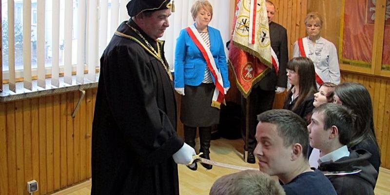 Pasowania na uczniów i symbolicznego przyjęcia do grona rzemieślników „Szablą Kilińskiego” dokonywał Starszy Cechu, Zbigniew Kołodziej. Fot. PGL - fot. 