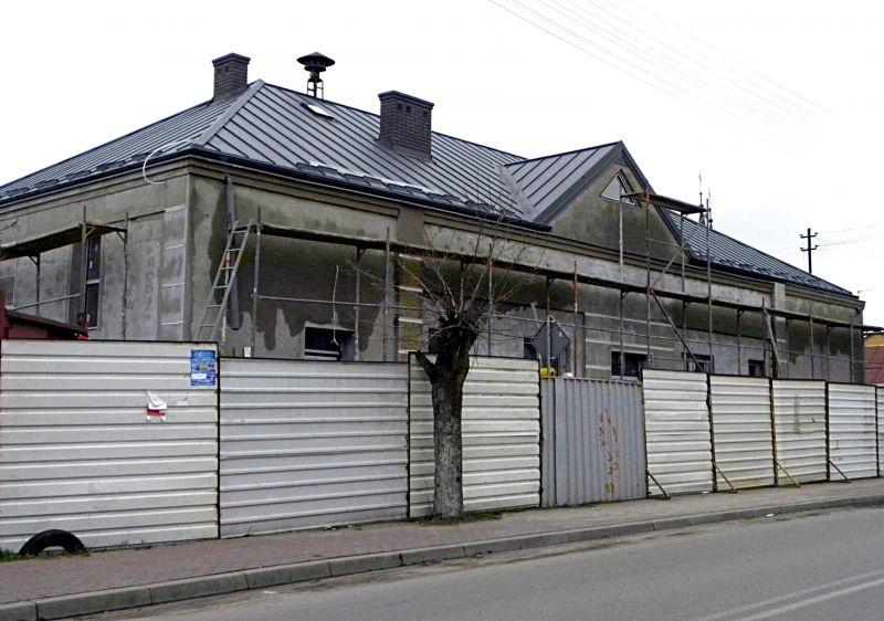 W Staninie będzie Gminne Centrum Kultury. Na zdjęciu widać prace wykończeniowe przy elewacji budynku dawnego wiejskiego kina. Fot. PGL - fot. 