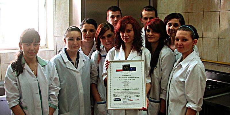 Grupa uczennic i uczniów „Rolnika”, którzy zdobywają doświadczenia zawodowe w branży gastronomicznej z otrzymanym przez swą szkołę Euro Certyfikatem. Fot. Arch. ZS3 w Łukowie - fot. 