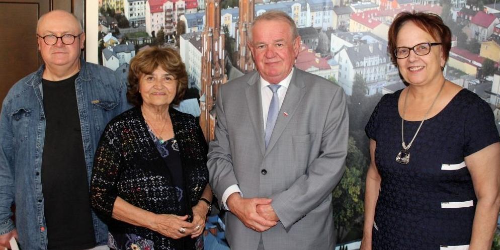 Na zdjęciu stoją od lewej: Jerzy Walczak, Chava Nassimov, prezydent Siedlec Wojciech Kudelski i wiceprezydent Anna Sochacka, fot. Witold Bobryk - fot. 