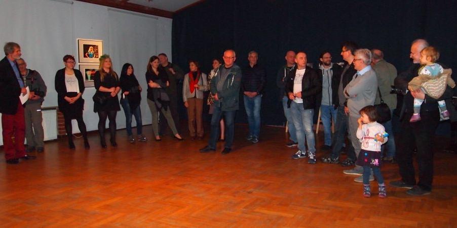 Grupa Twórcza Fotogram w Galerii Atelier w Chełmie. Pierwszy z lewej gospodarz, Ryszard Karczmarski, fot. Aneta Abramowicz-Oleszczuk