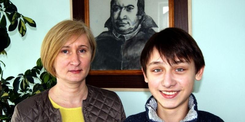 Kacper Orzeł ze swoją nauczycielka chemii, Urszulą Wojtalską. Fot. Arch. G2 w Łukowie - fot. 