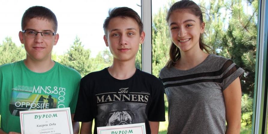 Skład drużyny: Kacper Orzeł kl. III, Bartosz Kołomański kl. II, Wiktoria Solnica kl. I,    - fot. 