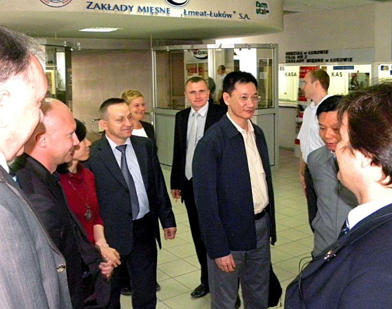 Wizyta delegacji ChRL w „Łmeacie”. Drugi z prawej zastępca mera Szanghaju, Jiang Ping. Pierwszy z lewej - dyrektor handlowy Zakładów Mięsnych, Zenon Puciaty; drugi z lewej - dyrektor generalny „Łmeatu”, Łukasz Stokłosa. Fot. PGL - fot. 