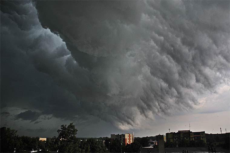 Na mojej stronie http://fotografika-kurc.waw.pl/ upowszechniłem zdjęcie z godz. 18.31 z wczorajszej nawałnicy. Dzielę się tym zdjęciem z TS, fot. Michał Kurc. - fot. 