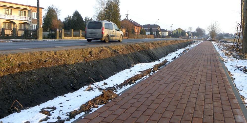 Z chodnika w al. Węgrowskiej w Łochowie mogą korzystać zarówno piesi, jaki i rowerzyści. 