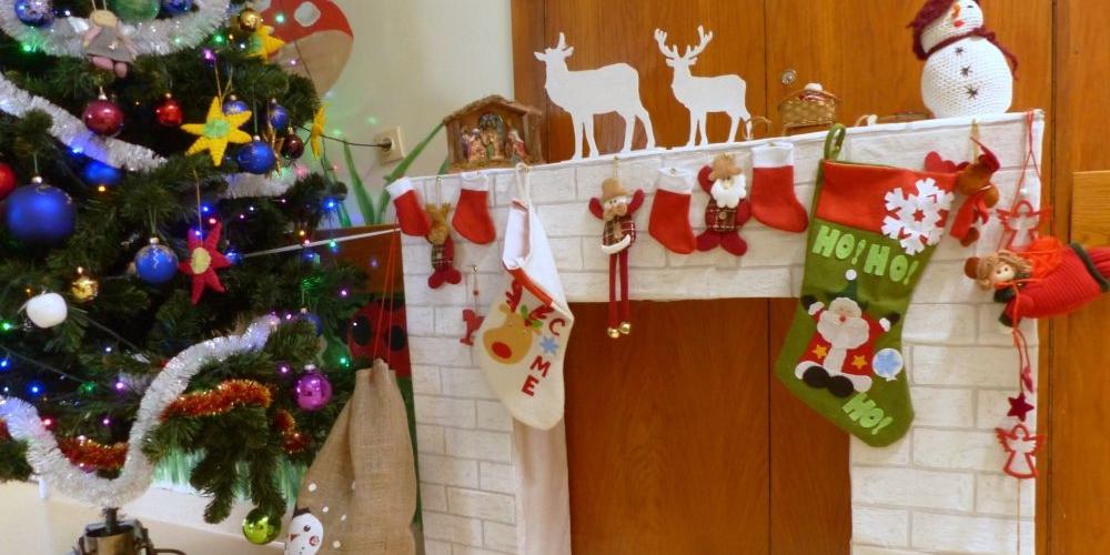 Kominek na Oddziale Dziecięcym  zdobią skarpety na prezenty w różnych rozmiarach, fot. Ana 
