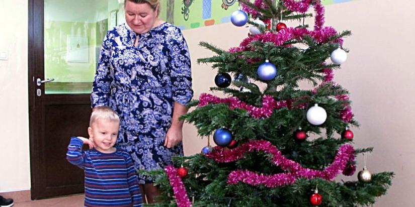 Szymuś z dyrektorką placówki, Ewą Szczęśniak przy choince podarowanej przez warszawską firmę Adgar Park West i jej partnera - przedsiębiorstwo Zoetis. Fot. PGL