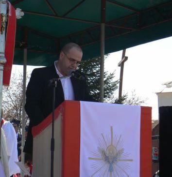 Serialowy ksiądz proboszcz Piotr Kozioł (czyli Cezary Żak) tym razem bez koloratki, fot. J. R. - fot. 
