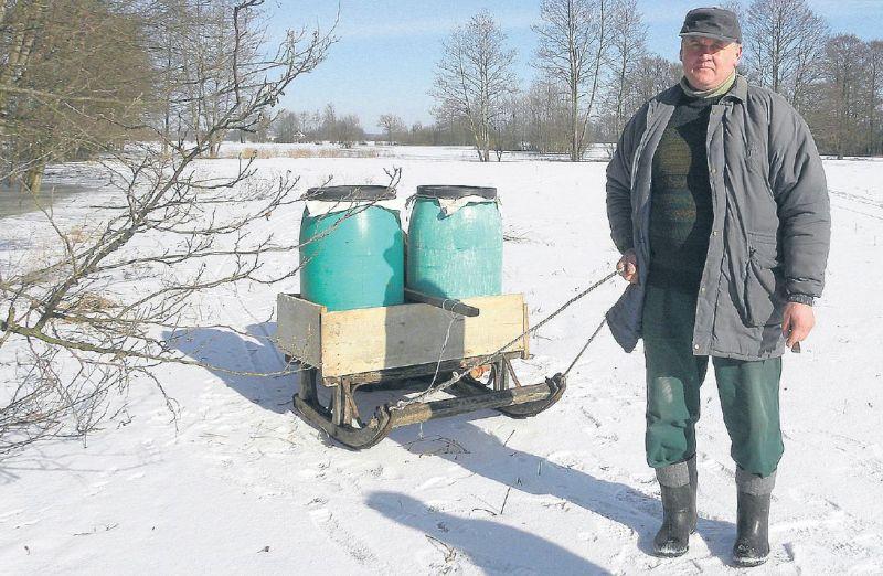 Zimą Tadeusz Rostek ciągał beczki po lodzie. - fot. 