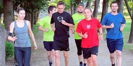 Młodzi, którzy przejęli się losem chorego dziecka, przygotowują się do udziału w 37. Maratonie Warszawskim. Biegając chcą zdobyć pieniądze na leczenie dziecka. Fot. PGL - fot. 