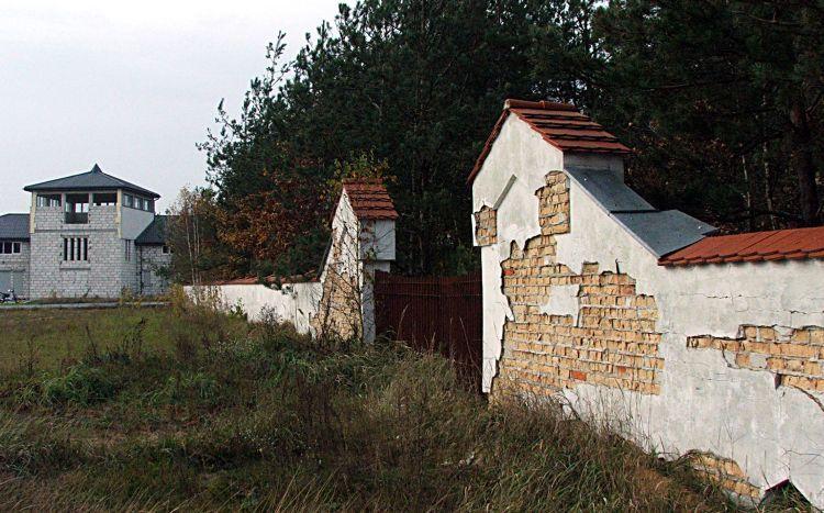 Mur łukowskiego cmentarza komunalnego wygląda, jakby miał ze sto lat. Tymczasem tak prezentuje się ogrodzenie niedokończonego od ponad 10 lat przyszłego miejsca wiecznego spoczynku łukowian. - fot. 