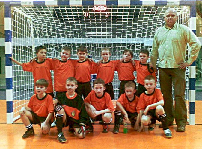 Drużyna Orlik - Łuków ze swym opiekunem, Tomaszem Tryboniem (trener Przemysław Tryboń, nie mógł wziąć udziału ze swoim zespołem w opisywanym turnieju). - fot. 