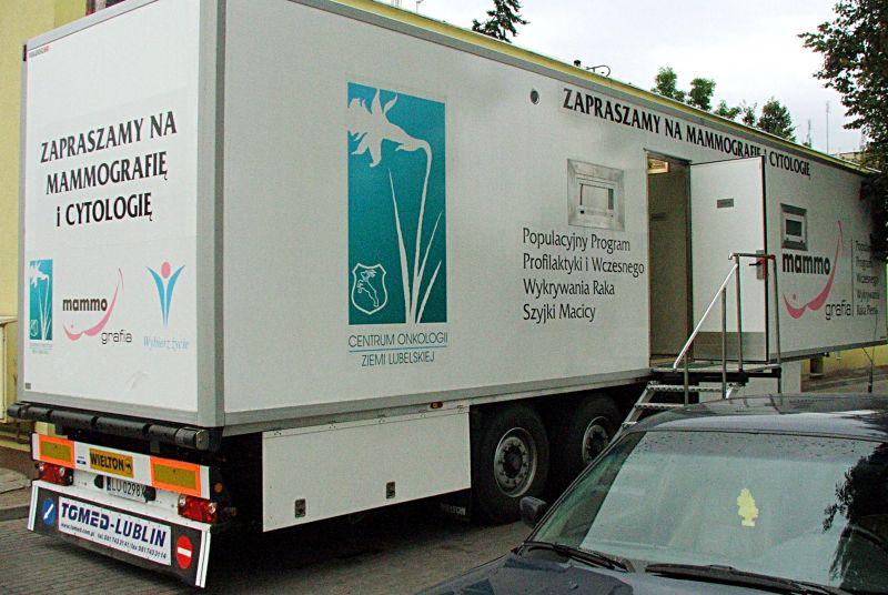 Jedyny na Lubelszczyźnie cytomammobus przyjechał do Łukowa. Warto skorzystać z bezpłatnych badań, które w tym roku juz nie będą powtarzane. Fot. PGL - fot. 