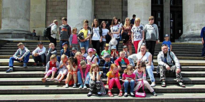 Uczestnicy wycieczki z Czekanowa przed Pałacem Kultury i Nauki w Warszawie. Fot. NSP Czekanów - fot. 