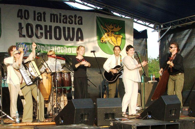 Na scenie występuje zespół 