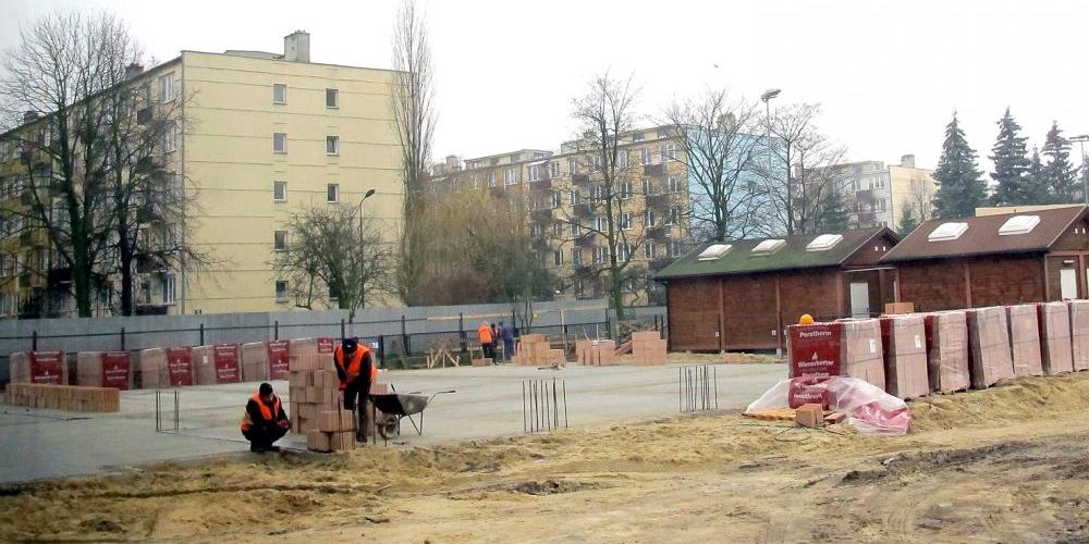 Teren budowy nowego skrzydła dla Zespołu Szkół z Oddziałami Integracyjnymi nr 1. Nawet gdy gimnazja zostaną zlikwidowane, dodatkowe pomieszczenia będą szkole bardzo potrzebne. - fot. 