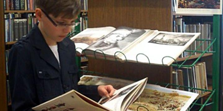 Książki i albumy o tematyce historycznej, a w szczególności o historii polskiego wojska, są dla Krzyśka Kopra z Dąbia wielką pasją... Fot. Arch. ZS w Dąbiu - fot. 