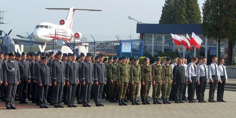 Uroczysta zbiórka na placu przed pomnikiem „Bohaterskim Lotnikom Dęblińskiej Szkoły Orląt” zgromadziła wojsko i młodzież z liceów posiadających klasy wojskowe. Na prawym skrzydle w koszulach stalowego koloru licealiści z radoryskiego LO. Fot. Arch. ZS w R - fot. 