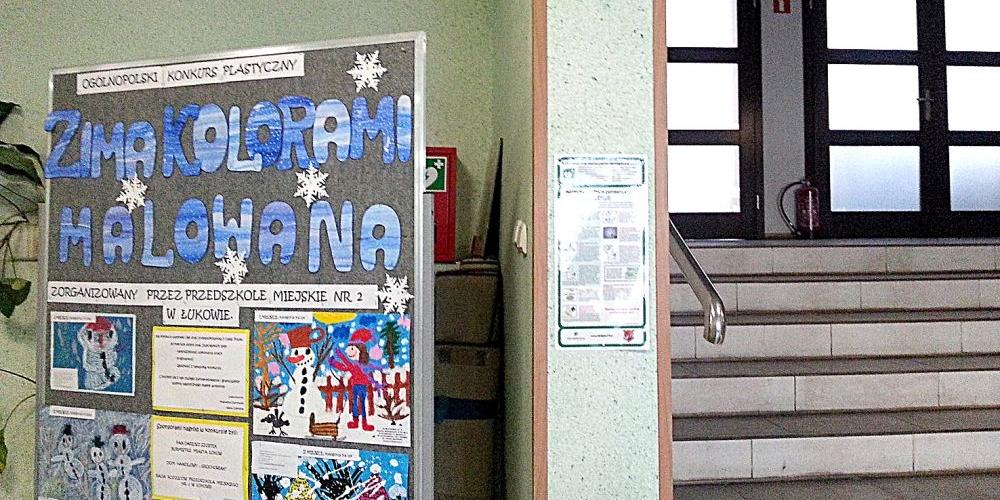 Defibrylator w Urzędzie Miasta jest, ale... Jest zazwyczaj niewidoczny, gdyż zasłaniają go tablice wystawowe. fot. PGL - fot. 
