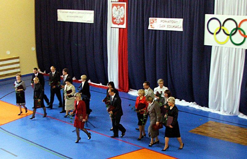W gronie wyróżnionych awansami i nagrodami znalazło się aż 59 osób. Na zdjęciu widać tylko część tych, którzy odebrali nagrody. Fot. PGL - fot. 