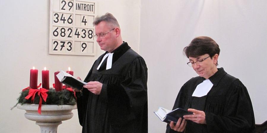 Proboszcz ks. Paweł Szwedo i diakon Małgorzata Gaś. Trzecią niedzielę Adwentu symbolizują 3 zapalone świece, fot. Ana