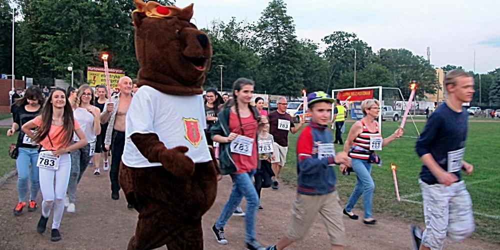 Każde Dni Łukowa rozpoczynają się od ulicznego biegu z pochodniami. Na zdjęciu rozpoczęcie tej imprezy w latach poprzednich. Fot. PGL