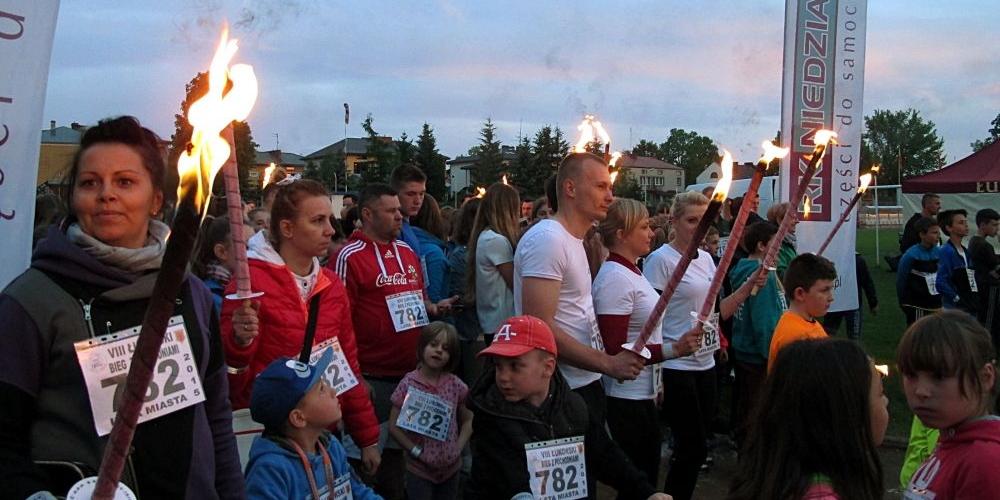 Łukowski Bieg z Pochodniami po raz ósmy zgromadził łukowian w różnym wieku. Wszyscy posiadają ten sam numer startowy - 782. Tyle lat ma już Łuków. Fot. PGL - fot. 